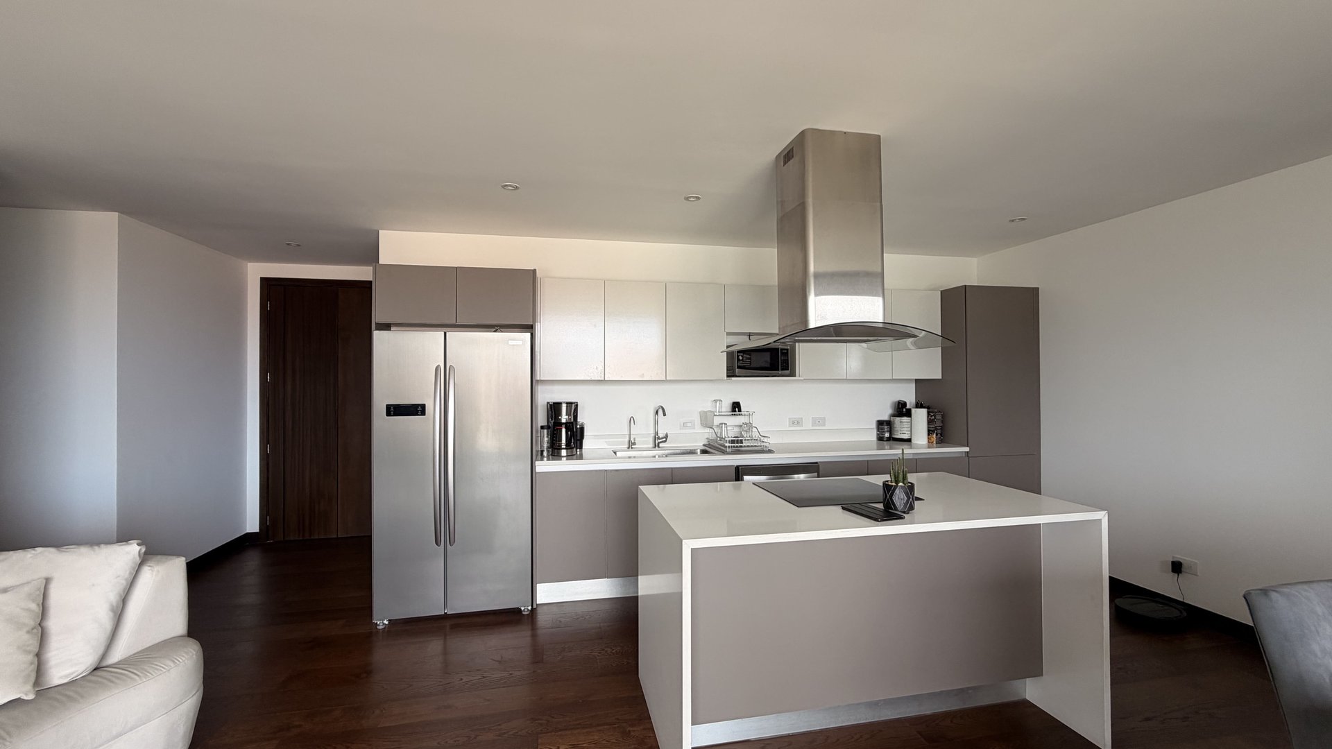Apartamento en Alquiler Edificio Vasanta, zona 10 N12 - Image 1