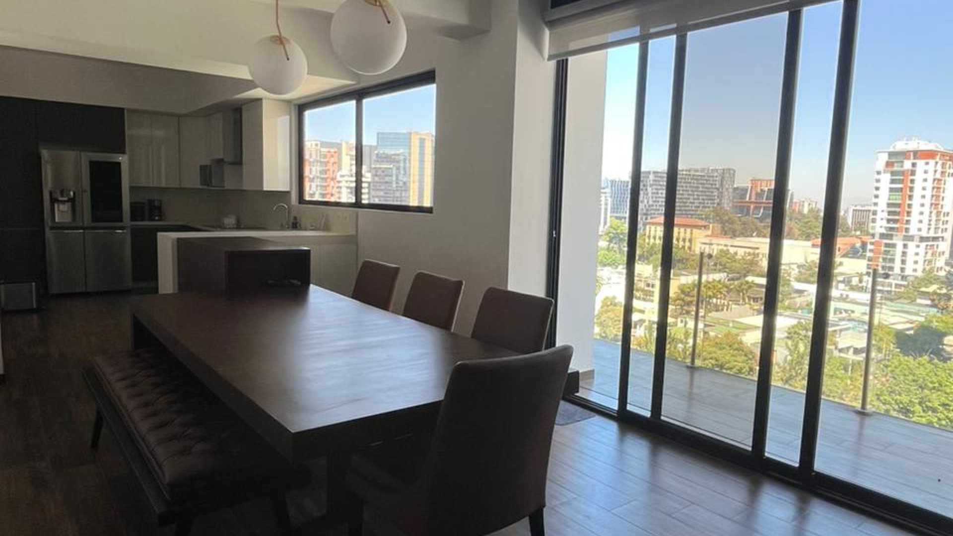 AMPLIO, COMODO Y SEGURO APARTAMENTO ZONA EXCLUSIVA - Miniatura 2