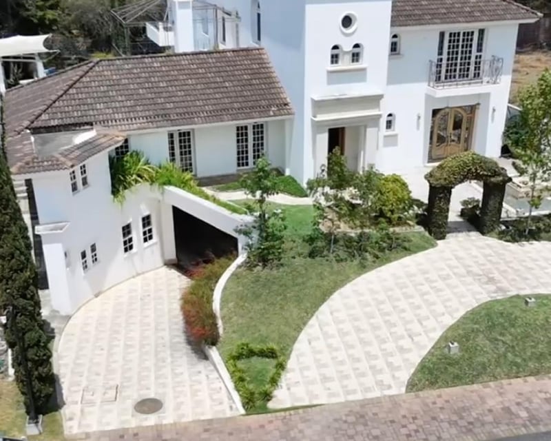 Mansión en Venta de 5 Dormitorios en zona 16