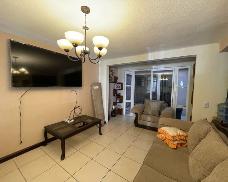 CASA EN RESIDENCIALES LOS OLIVOS ZONA 18