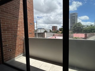 Local u oficina en renta en zona 10 para estrenar - 3