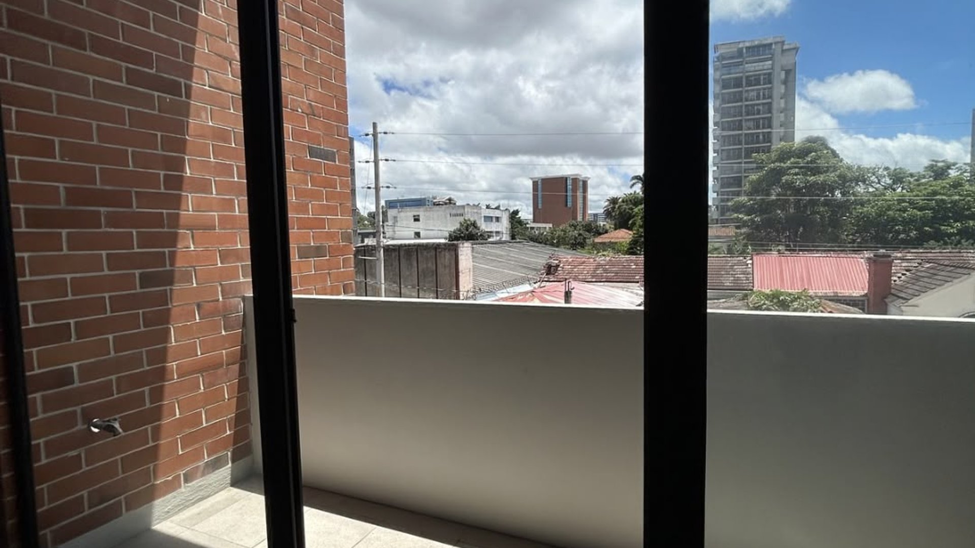 Local u oficina en renta en zona 10 para estrenar - Miniatura 3
