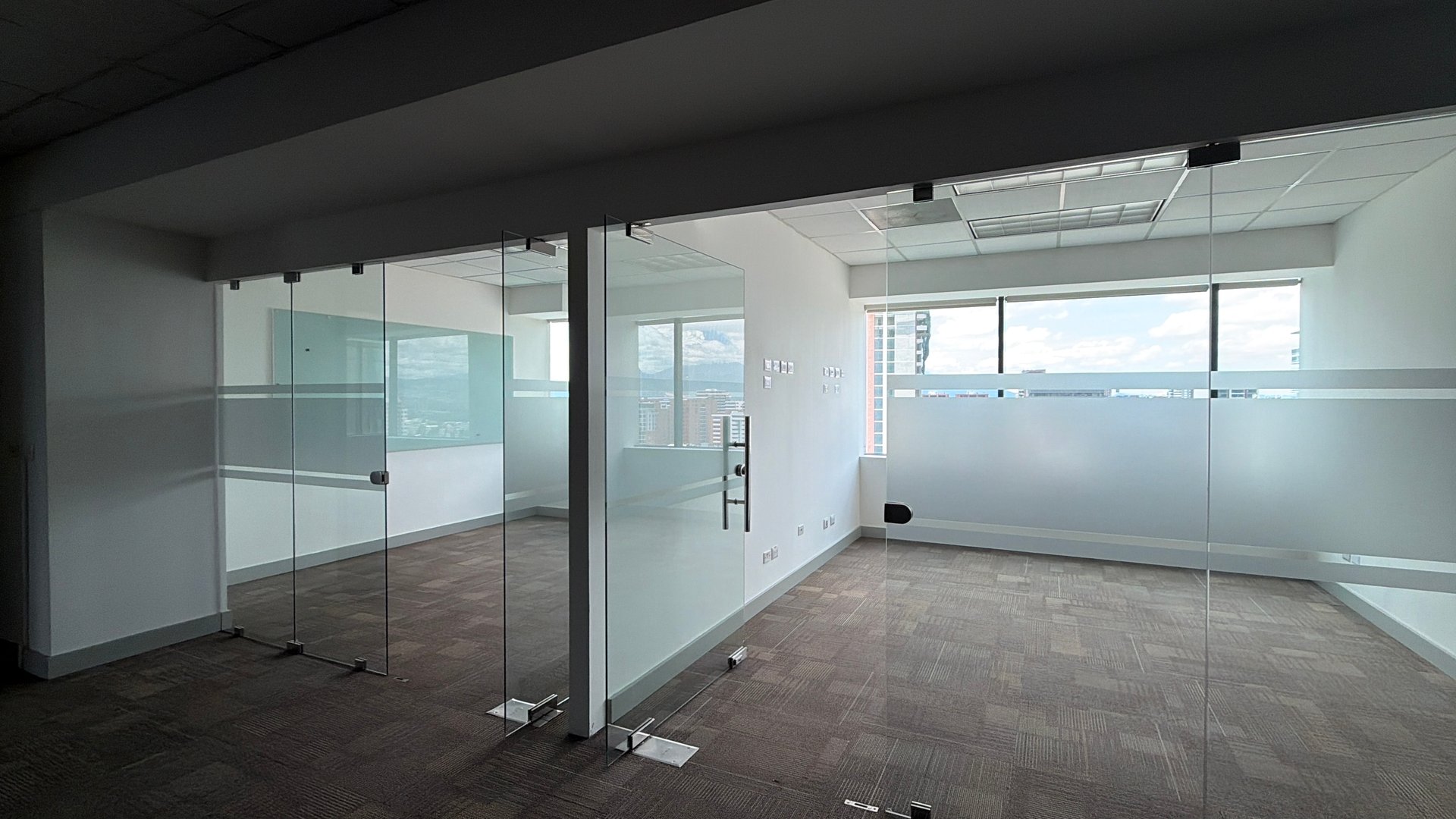 Oficina en Alquiler / Venta Edificio Europlaza, zona 14 - Miniatura 4