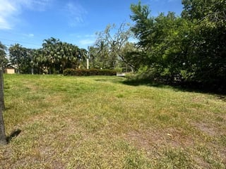 LIKIN TERRENO DE ESQUINA CON CANAL EN VENTA - 3