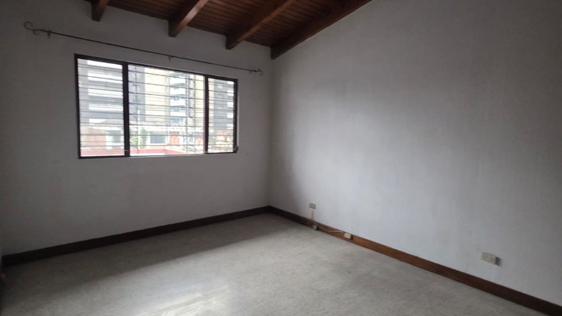 *Alquiler de casa ideal para oficina en Zona 11* - Miniatura 11