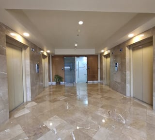 Oficina para inversión en venta en zona 10 Medio nivel