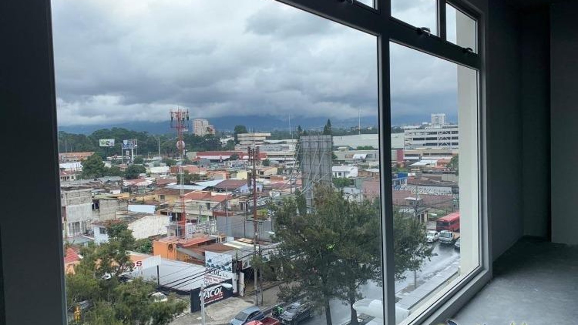 Oficina en renta en zona 7 sobre Calzada San Juan - Miniatura 6