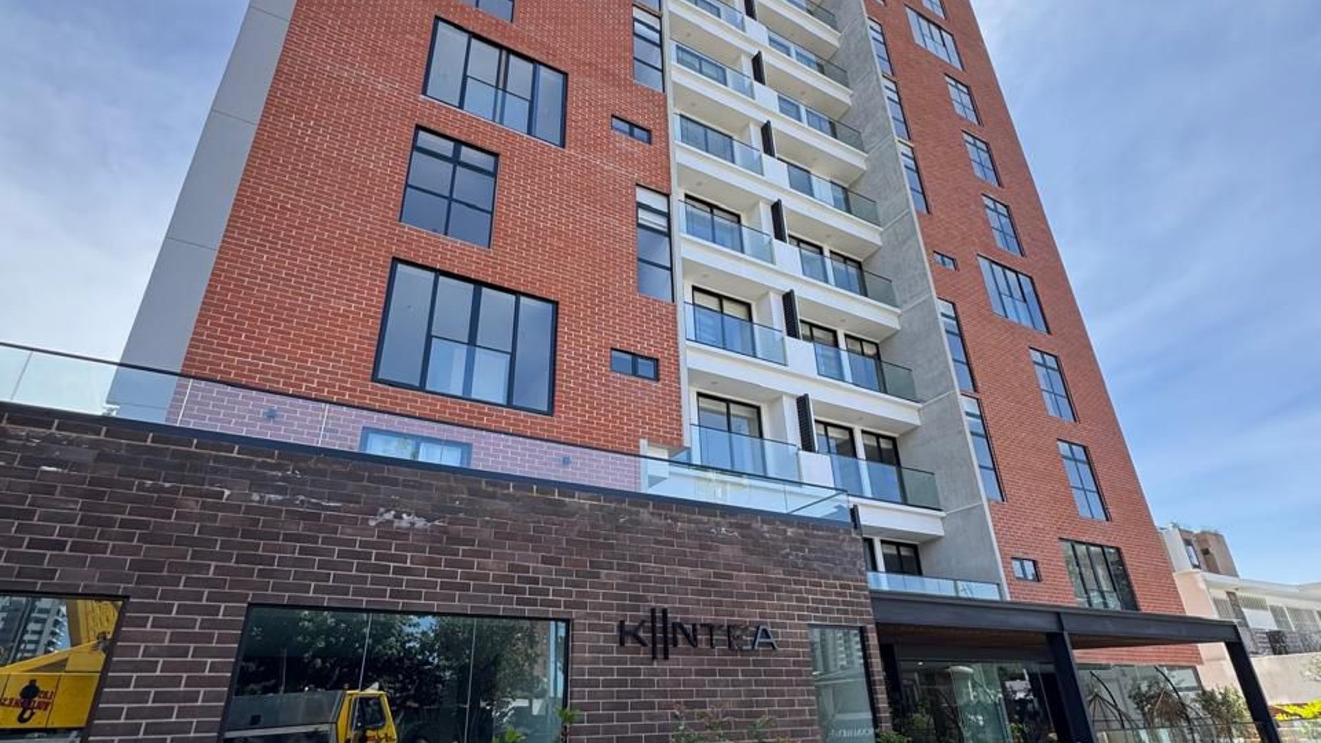 Edificio Kiintea Zona 15, atrás de McDonald´s. 