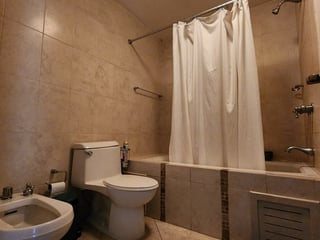 Amplio Apartamento en zona 10 en Alquiler - Image 27