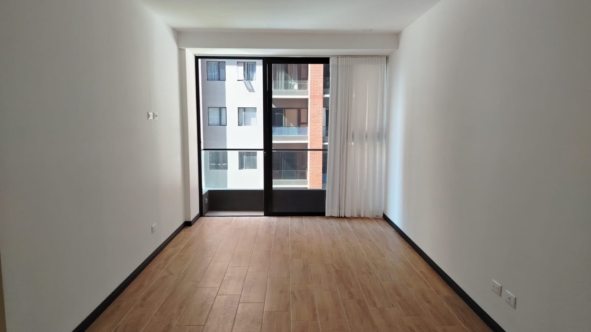 RENTA Apartamento Zona 13 Edificio Essenza - Miniatura 2