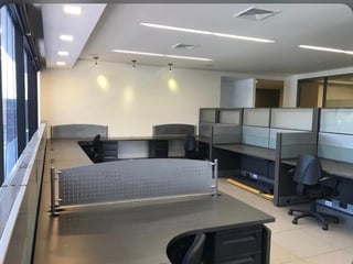 Oficina en venta en Edificio Desing Center zona 10 - 4
