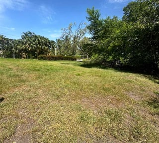 LIKIN TERRENO DE ESQUINA CON CANAL EN VENTA