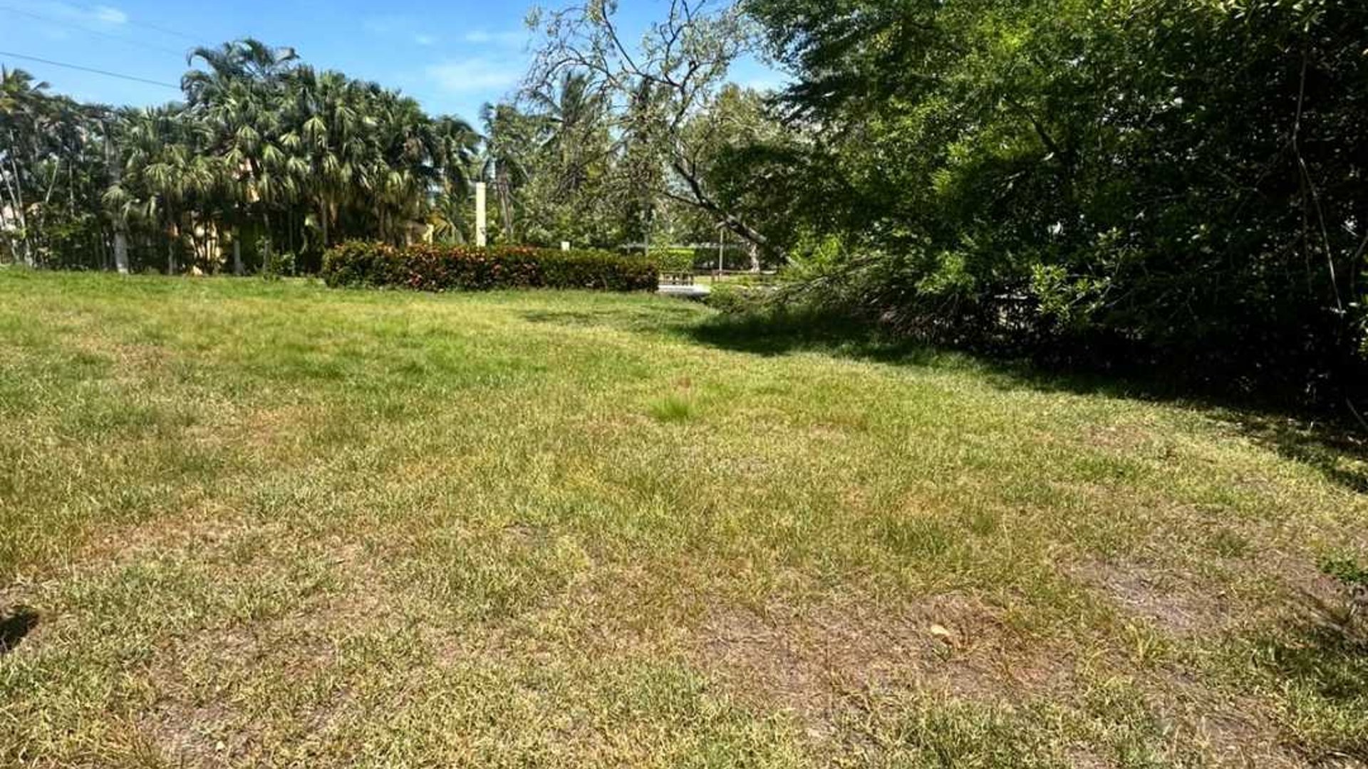 LIKIN TERRENO DE ESQUINA CON CANAL EN VENTA