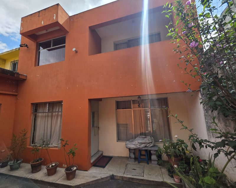 Casa en Venta con Apartamento y Locales en Zona 2 Mixco