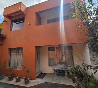 Casa en Venta con Apartamento y Locales en Zona 2 Mixco
