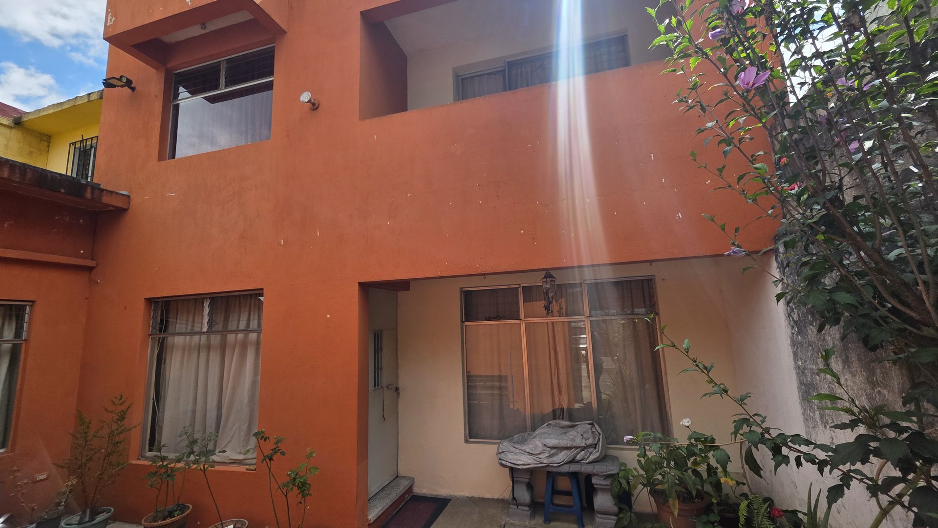 Casa en Venta con Apartamento y Locales en Zona 2 Mixco