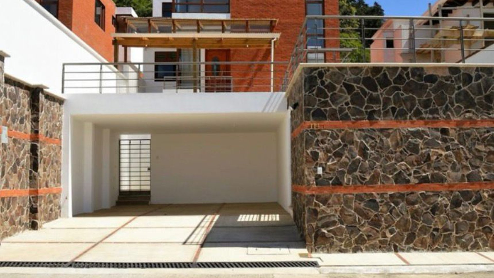 House for Rent in Residencial Alto Valle - 4 Bedrooms, Garden, 2 Parking Spaces | Carretera a El Salvador, Guatemala