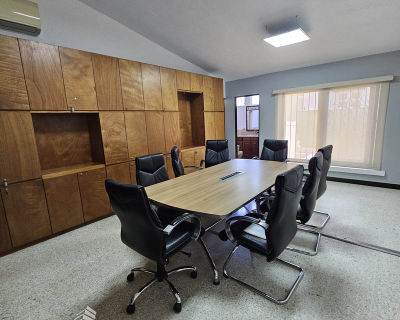 CASA PARA OFICINAS EN RENTA ZONA 14, CERCA DE LA CAÑADA