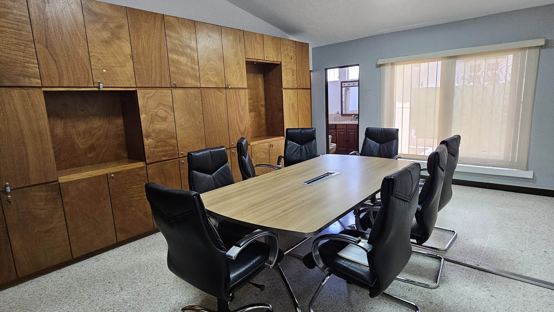 CASA PARA OFICINAS EN RENTA ZONA 14, CERCA DE LA CAÑADA