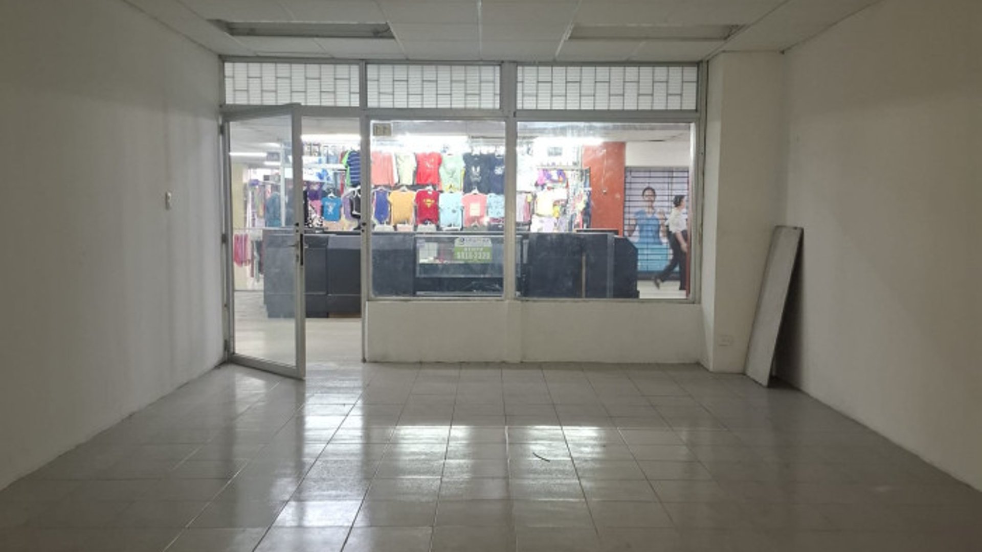 En ALQUILER LOCAL Comercial En zona 5 Centro Comercial - Miniatura 6