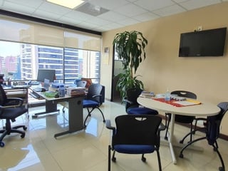 Oficina  Rentada para inversión en venta en zona 10 - 4