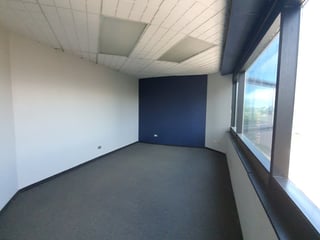 En Alquiler oficina en edificio comercial en zona 10 - 4