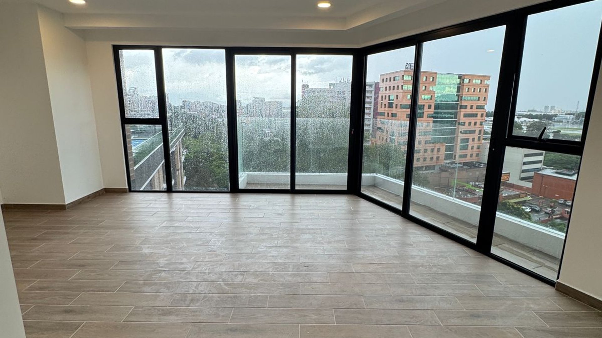 Apartamento con piscina en venta - Parque 14 - 3 habitaciones Ref-6001 - Miniatura 2