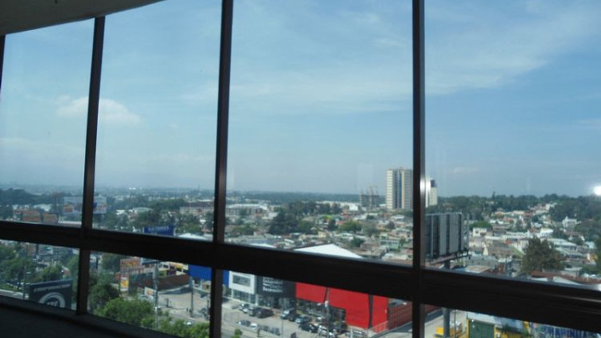 Oficina comercial en renta en zona 11 - Miniatura 2