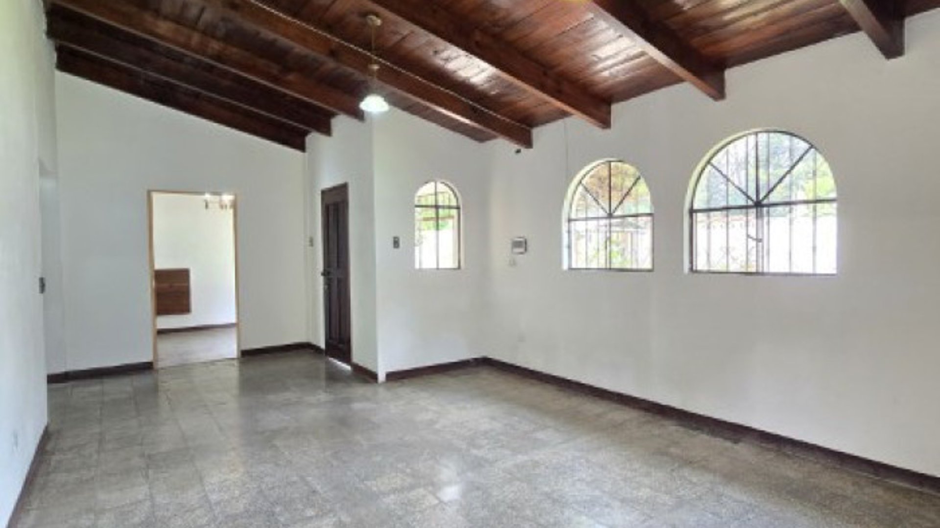 Oficina en Renta San Lucas Sacatepéquez, amplio Parqueo - Miniatura 8