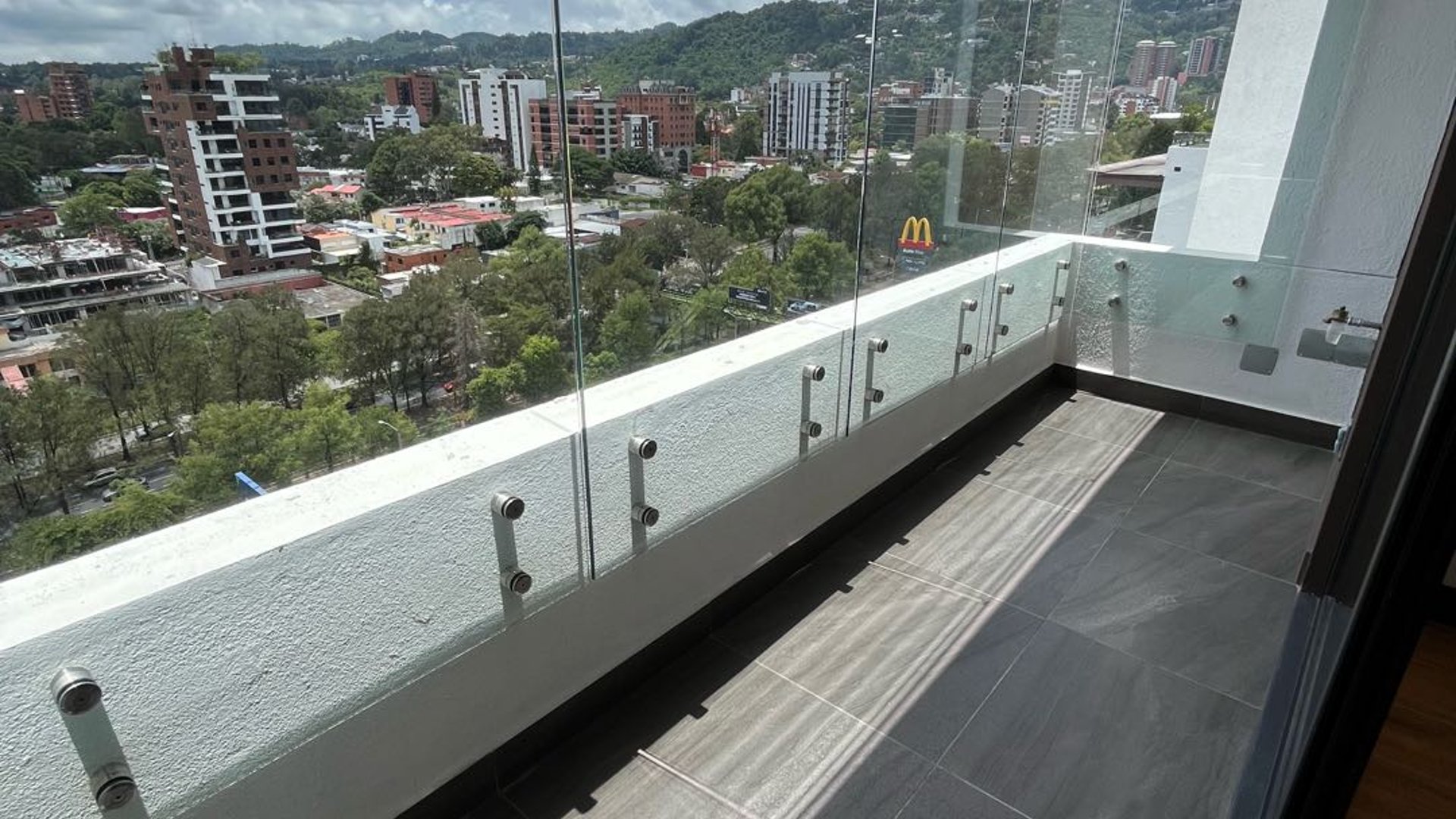 Apartamento de 3 habitaciones en alquiler, Alena zona 15 - Miniatura 5