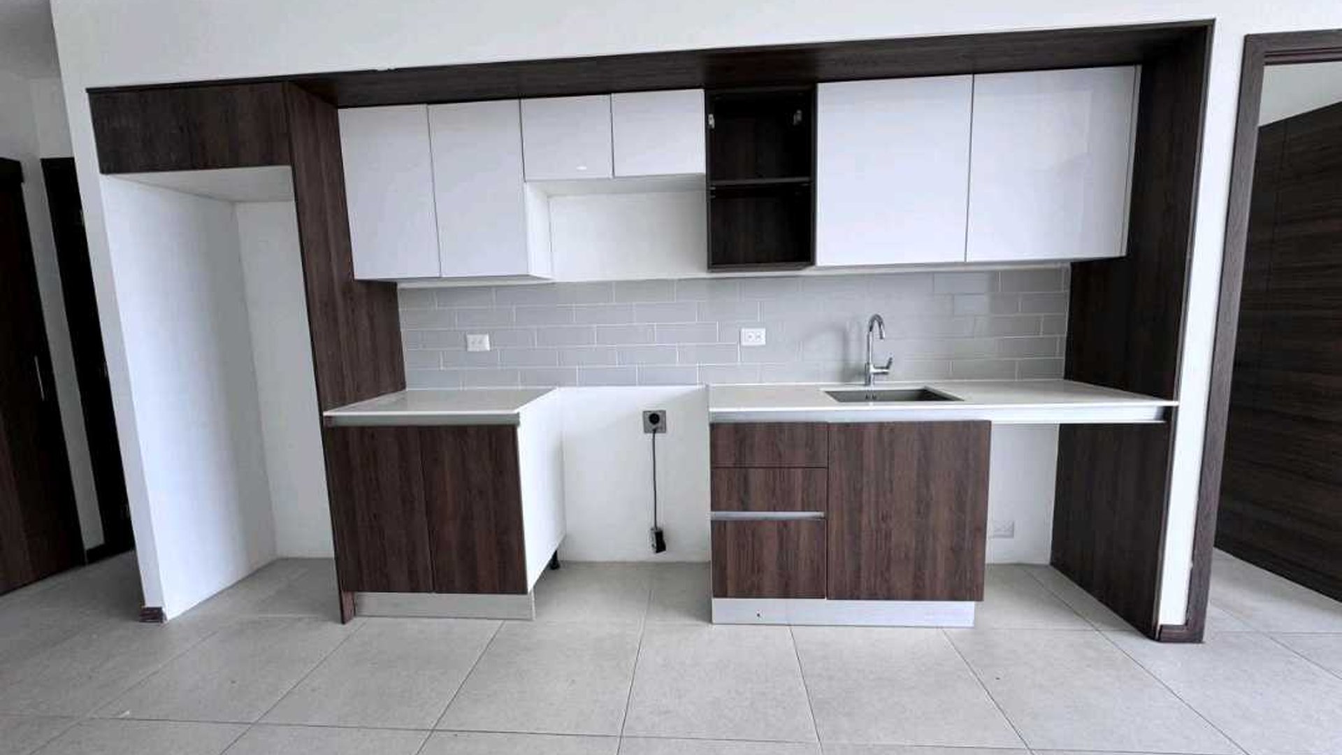 APARTAMENTO EN ALQUILER ???? Edificio Mira 10, Zona 10 Ciudad Vieja - Miniatura 3