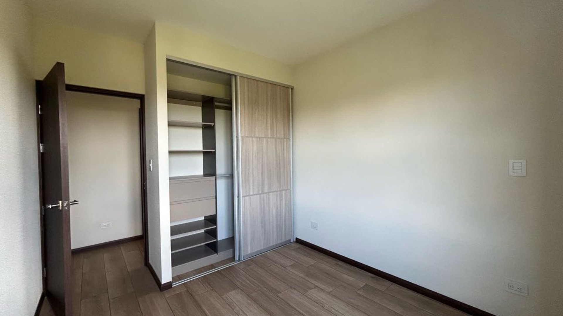 Apartamento en Renta  en Edificio  San Isidro 2021, Zona 16 - Miniatura 6
