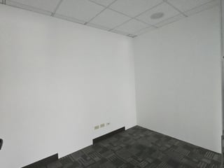 En renta oficina comercial en Europlaza Zona 14 - 4