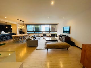 VENTA DE AMPLIO APARTAMENTO DE 2 NIVELES - VEINTI4, ZONA 10 - 2