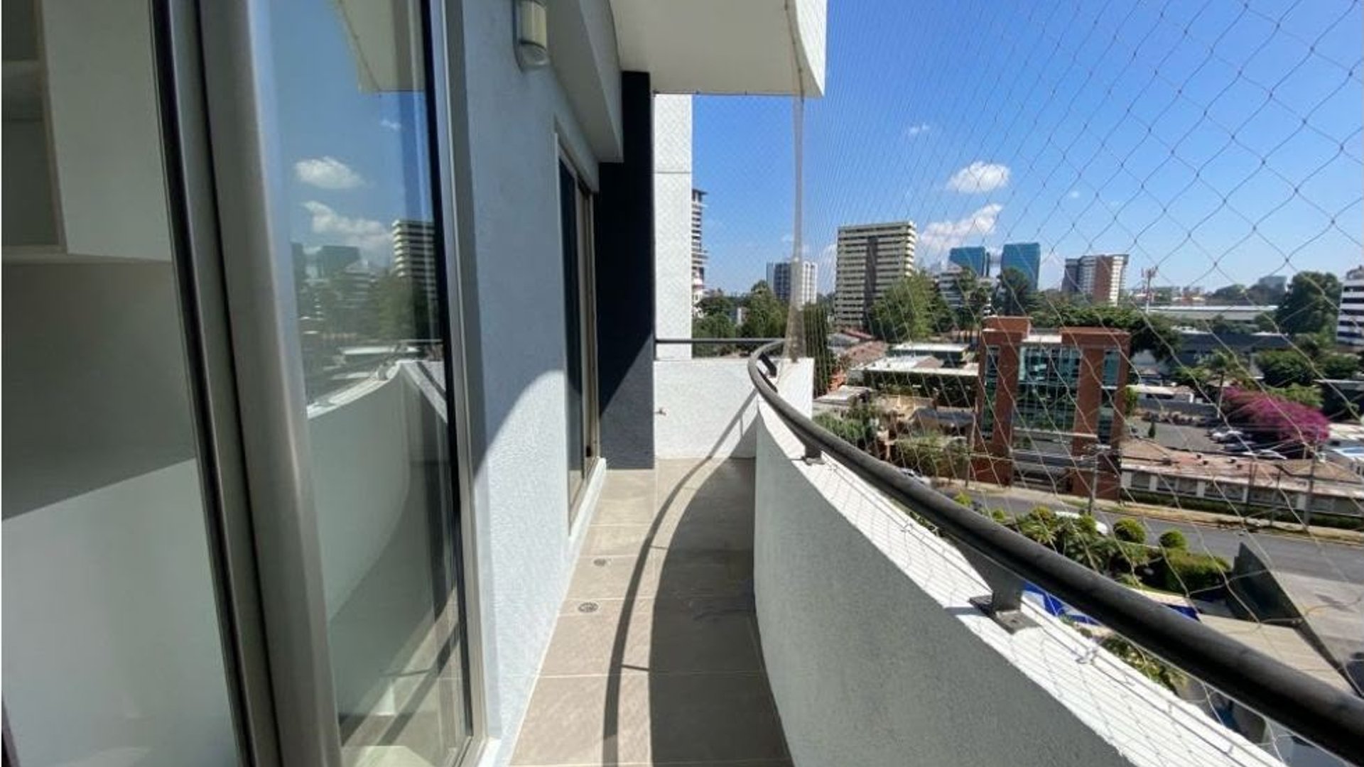 RENTA APARTAMENTO ATTICA II ZONA 14 CON CUARTO DE SERVICIO - Miniatura 2
