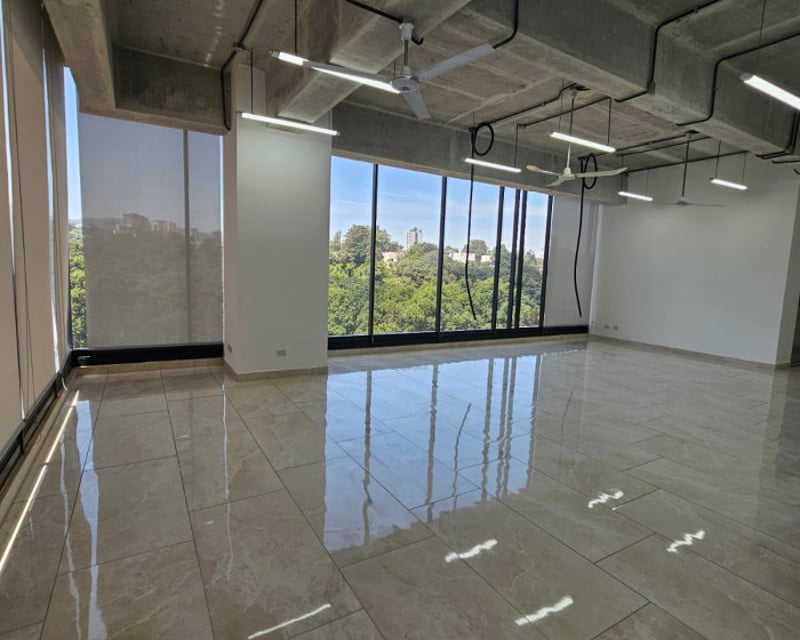 En Renta Oficina Comercial en Zona 15