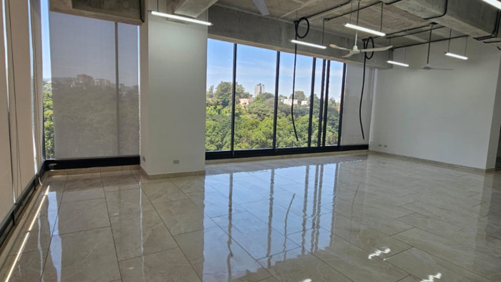 En Renta Oficina Comercial en Zona 15