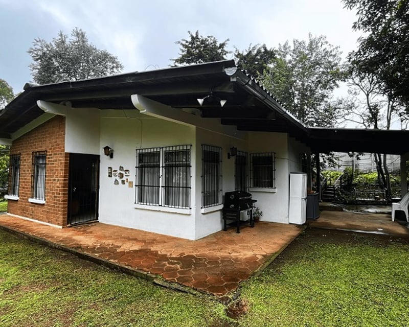 Acogedora Casa de Campo con Amplio Terreno en San Lucas Sacatepéquez