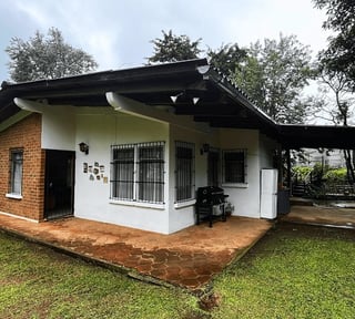 Acogedora Casa de Campo con Amplio Terreno en San Lucas Sacatepéquez