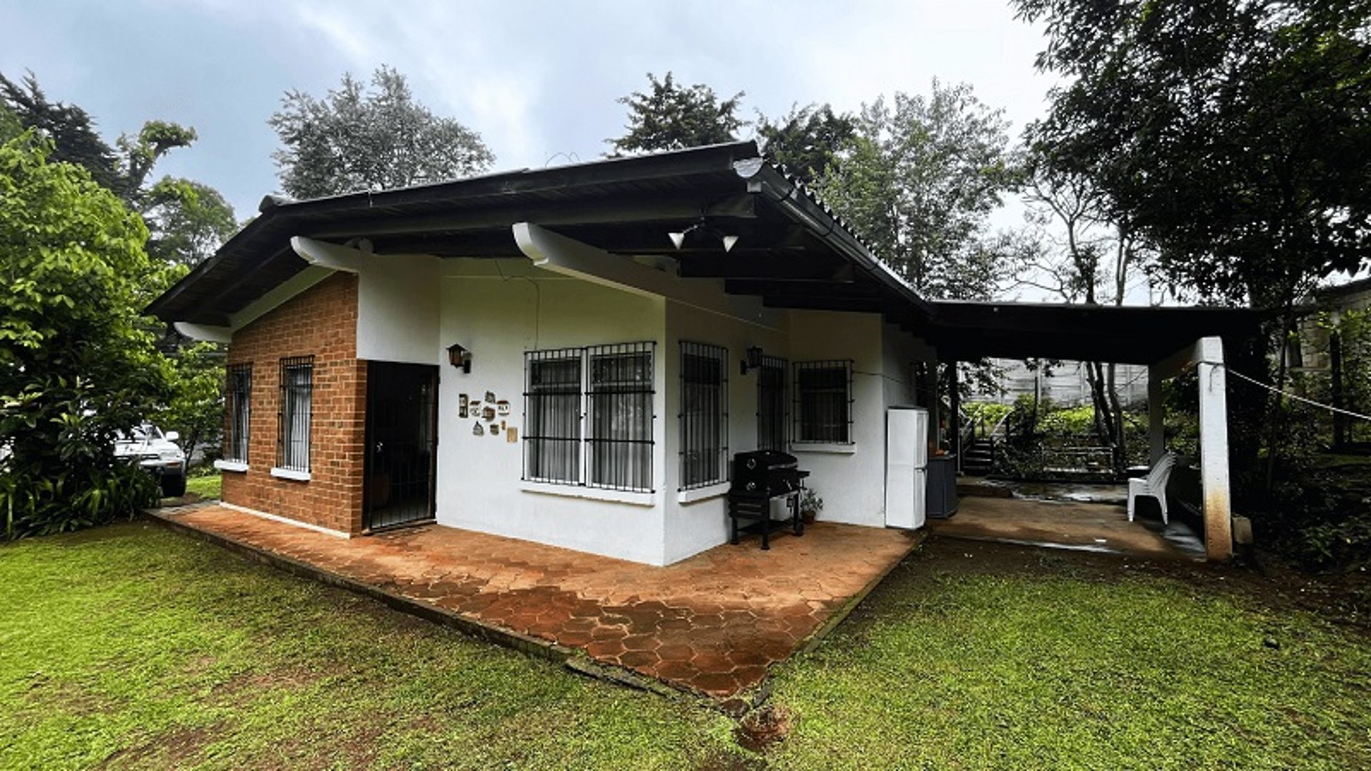 Acogedora Casa de Campo con Amplio Terreno en San Lucas Sacatepéquez
