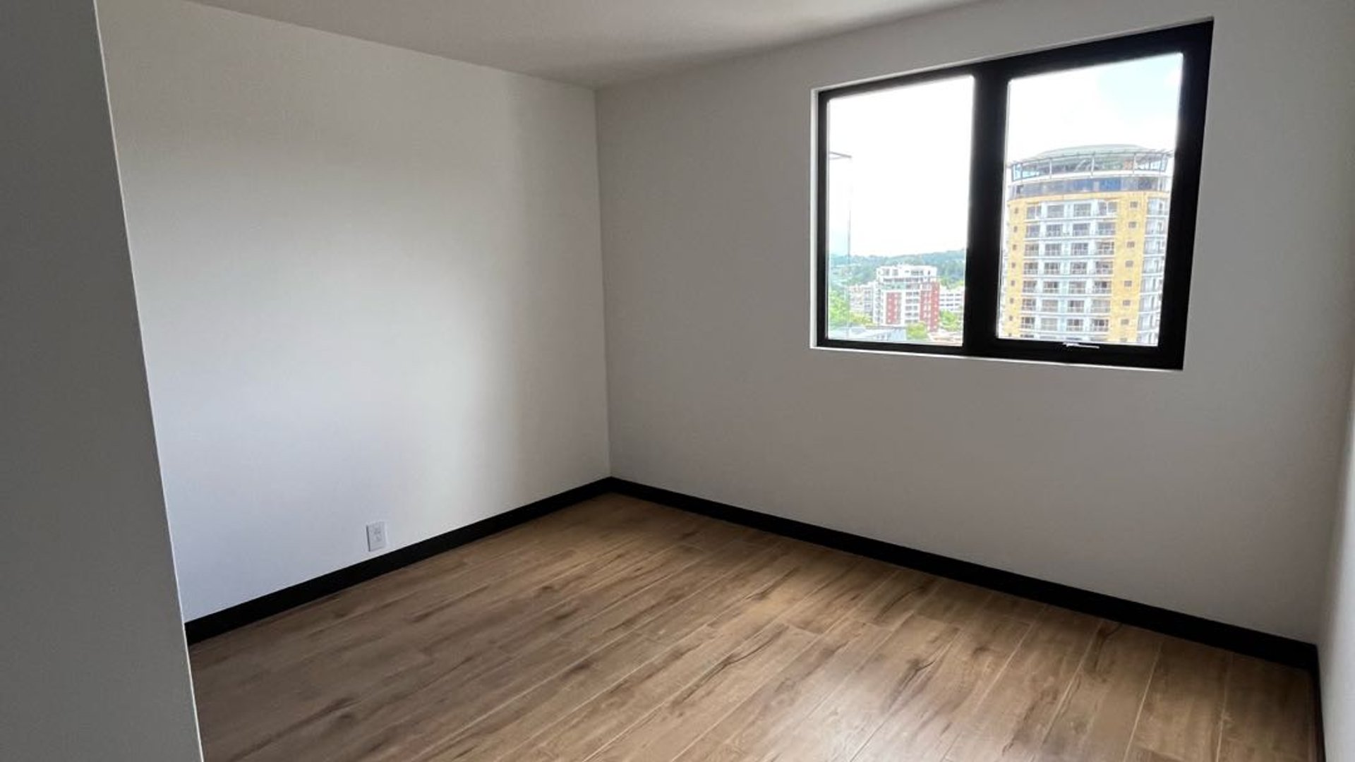 Apartamento de 3 habitaciones en alquiler, Alena zona 15 - Miniatura 11