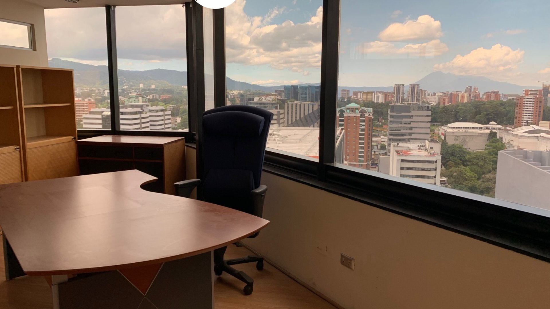 Oficina en renta Penthouse en Zona 10 - Miniatura 3
