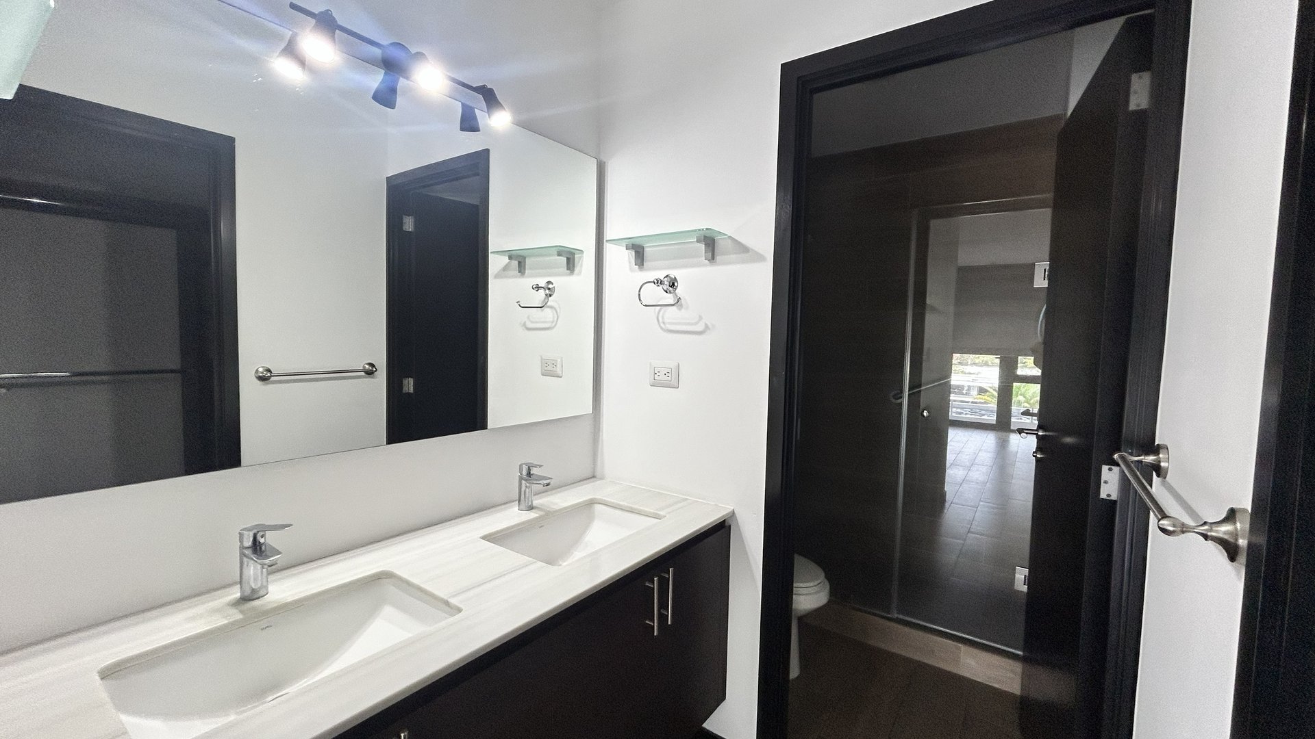 Apartamento Amueblado en ALQUILER Edificio Borghetto zona 15 - Miniatura 13