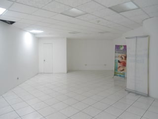 En Renta local comercial en zona 10 Plaza Comercial - 2