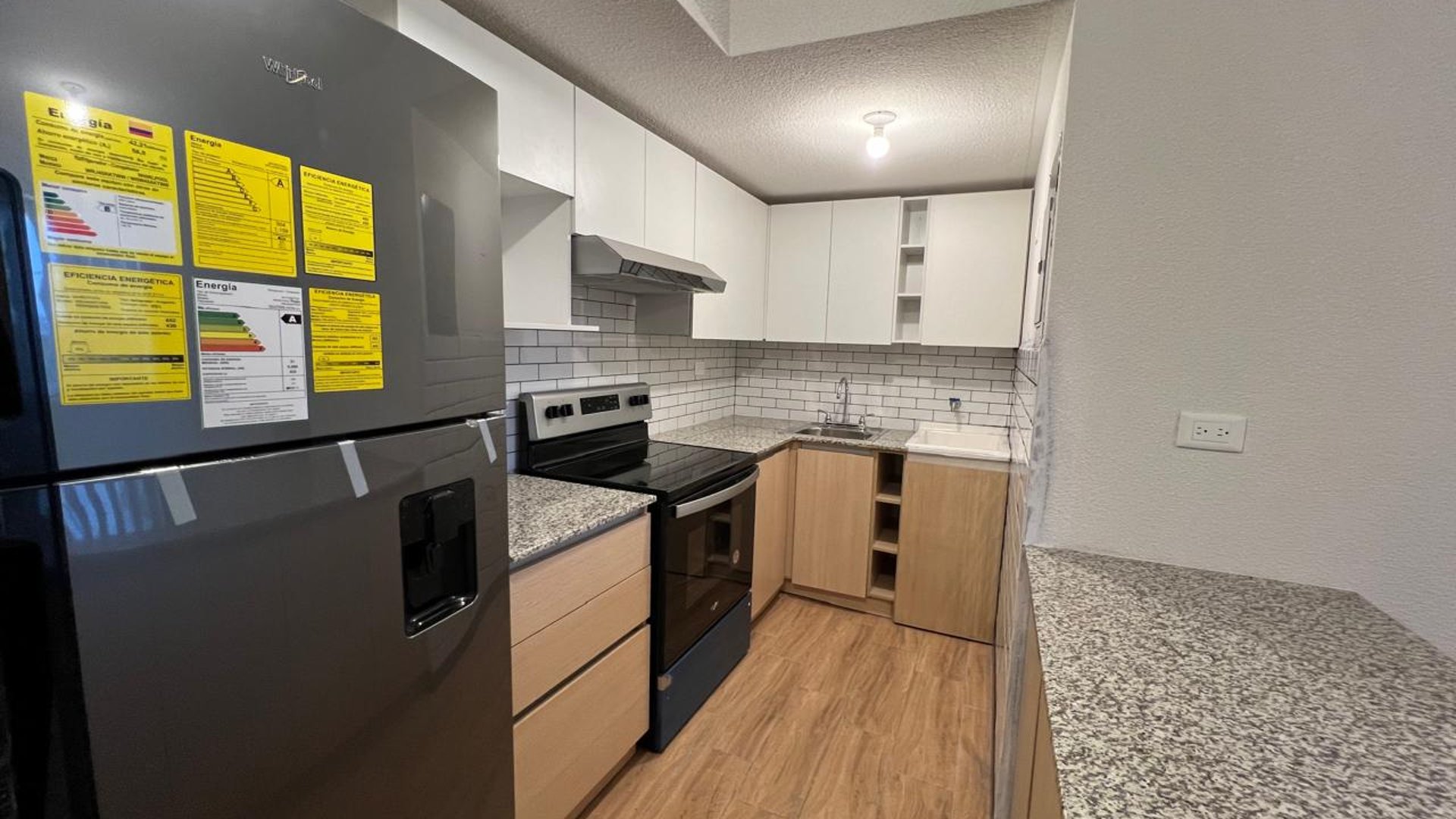 APARTAMENTO EN RENTA EN EDIFICIO UNIDO  ZONA 17 - Miniatura 12