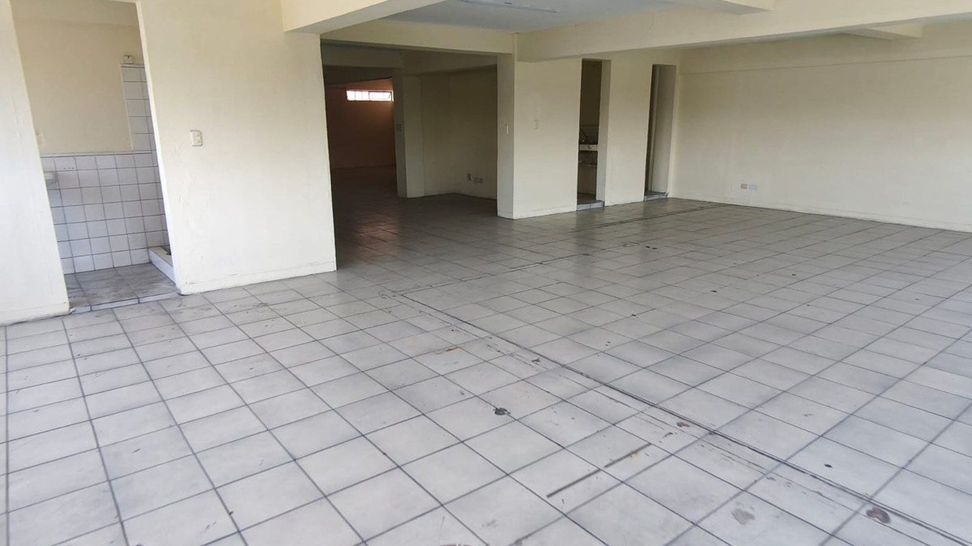 Bodega en Renta - Sobre Calzada Aguilar Batres Zona 12 - Miniatura 16