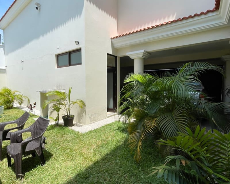 Casa grande en venta en Jutiapa sobre calle principal