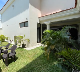 Casa grande en venta en Jutiapa sobre calle principal