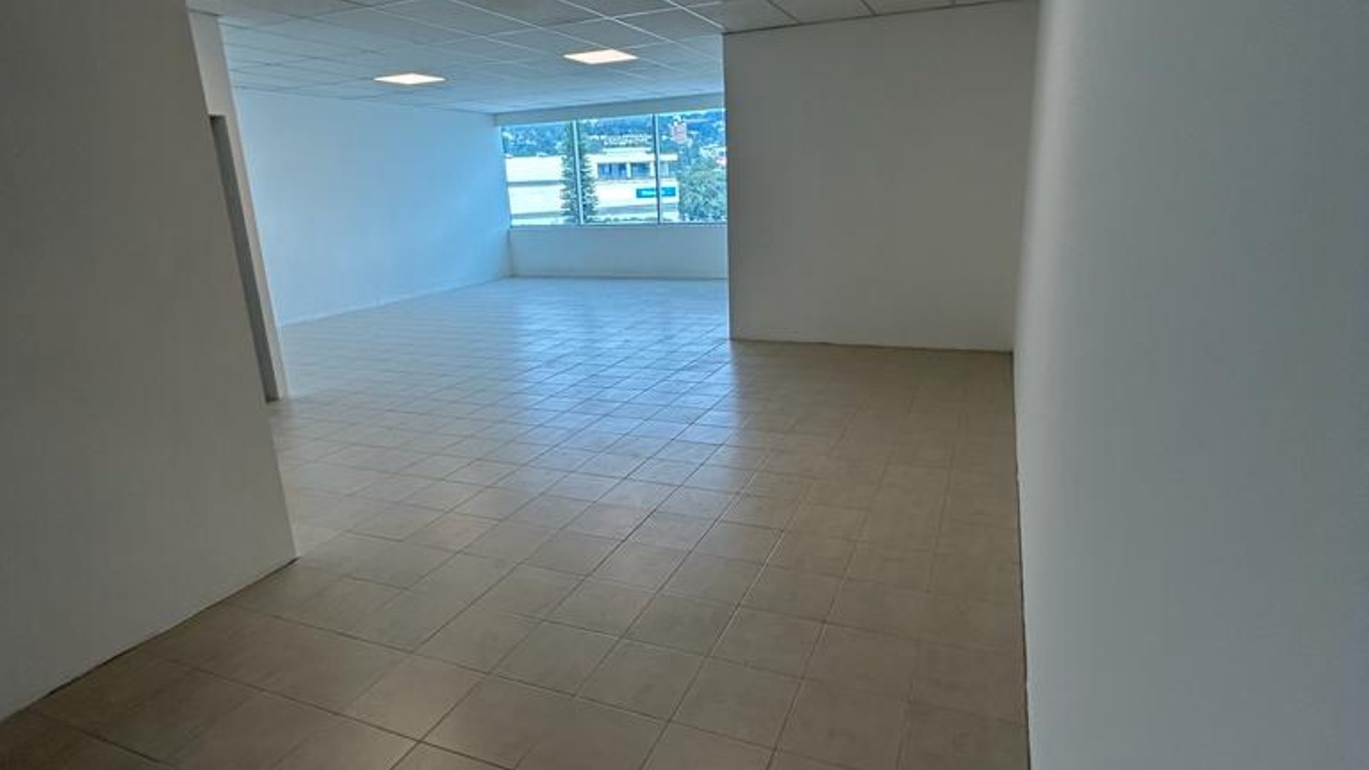 Alquilo Oficina en zona Pradera zona 10