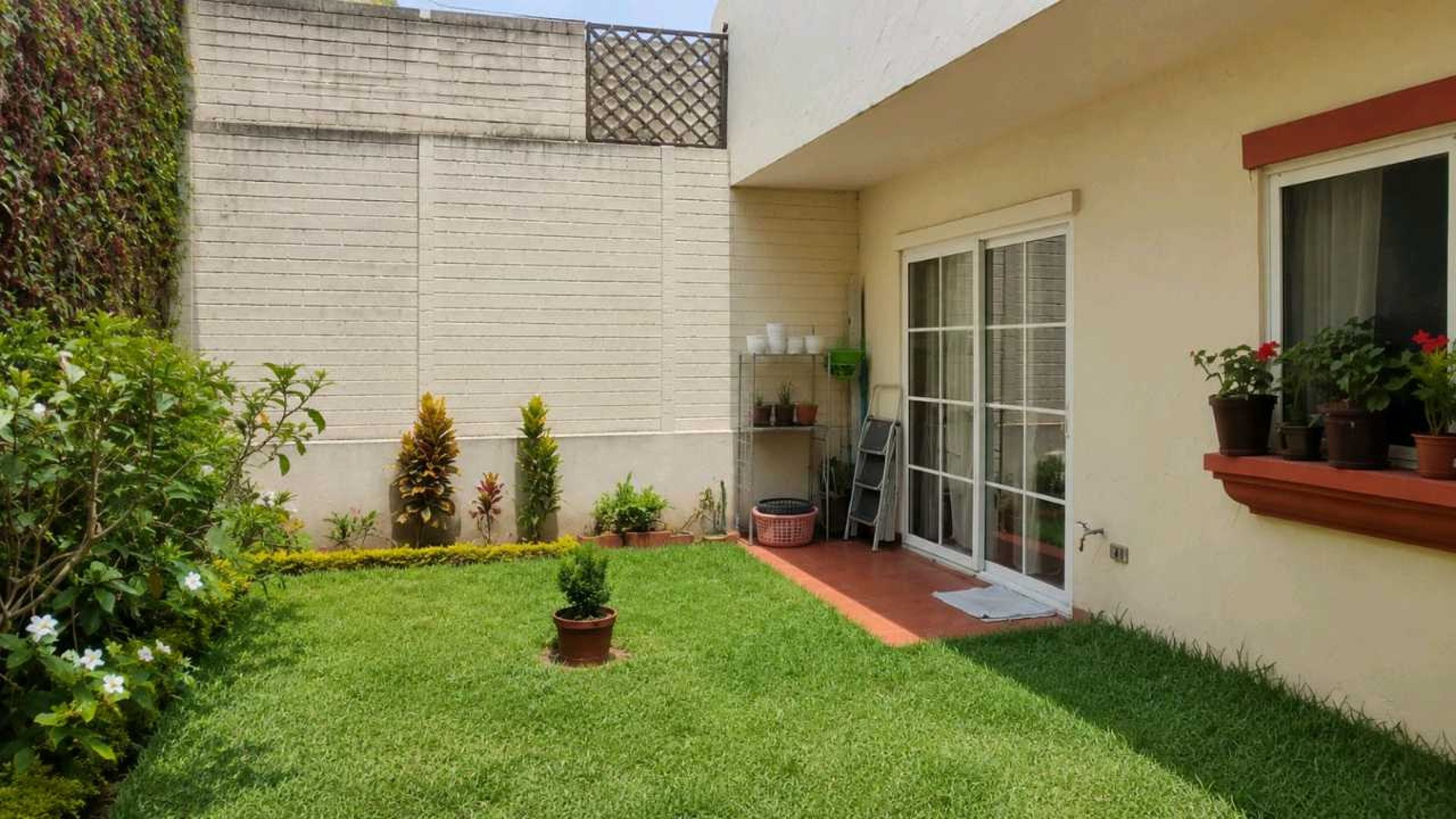 CASA EN VENTA ???? Condado San Nicolás, Mixco - Image 1